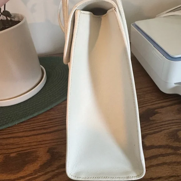 Authentic Gucci Elegant White Leather Shoulder Bag - Picture 4 of 10